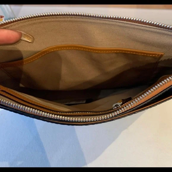 Limited stock! Price firm! MCM medium size crossbody pouch $480+ tax - Picture 5 of 12